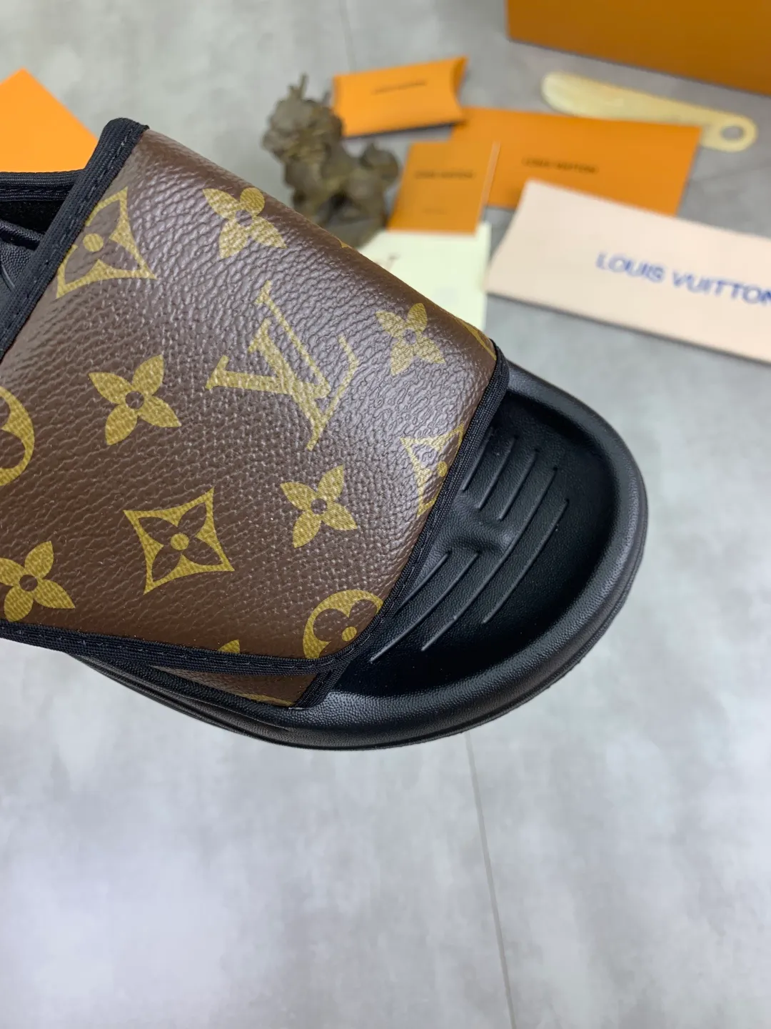 Men's shoes 💰P320💰【New style】🆘 Original quality 【LOUIS VUITTON】The popular Louis Vuitton LV men's slippers on the official website are on sale simultaneously! Original fabric imported from Italy. Original bottom provided by the original factory. Number of yards: 38-44 (customized to 45). Multiple colors to choose from. Fully packaged drawer box.